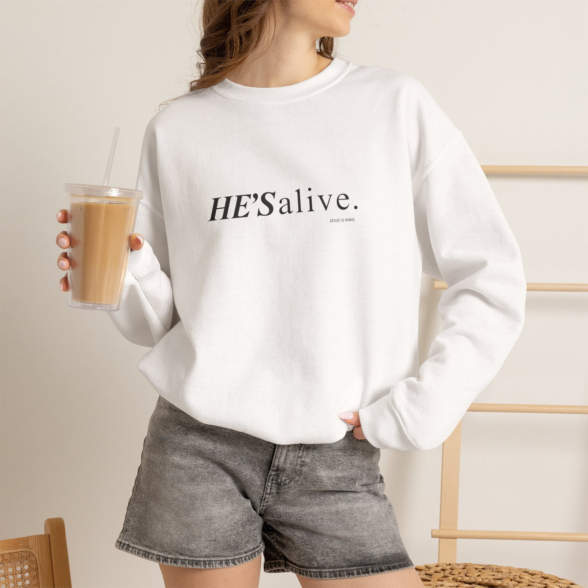 HE’S Alive.Jesus is King - Crewneck Sweatshirt